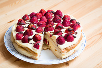 strawberry cake with cream