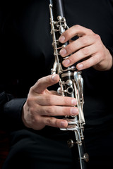 Mani di clarinettista sul clarinetto durante un’esecuzione