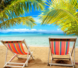 Einladung zur Entspannung: Urlaub, Ferien, Auszeit, Relaxen am Meer auf Liegestühlen unter Palmen :)