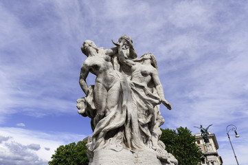 Fototapeta na wymiar Statua su ponte Vittorio Emanuele II sul Tevere, Roma