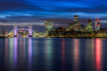 Obraz premium Panoramic view of illuminated London cityscape at sunset