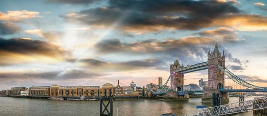 Store enrouleur tamisant Tower Bridge La magnificence du Tower Bridge à Londres