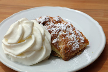 Apfelstrudel mit Schlagsahne