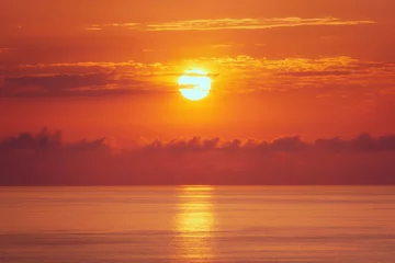 Rucksack orangefarbener Sonnenuntergang über dem Meer © mimadeo