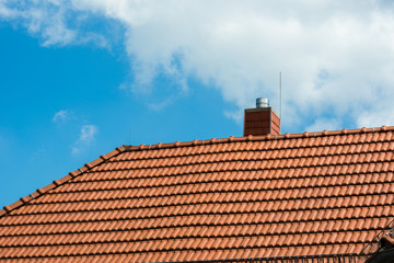 Blitzschutzanlage mit Blitzableiter an einem Hausdach