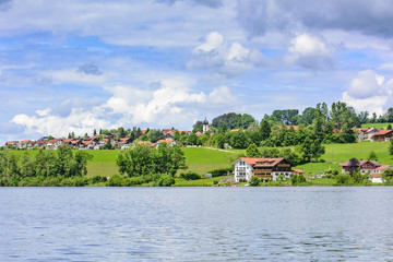 Obraz premium Blick auf Mosbach am Rottachsee