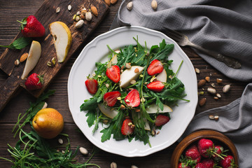  Salad with strawberry, arugula and pear