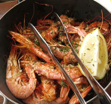 prawns shrimp served with lemon
