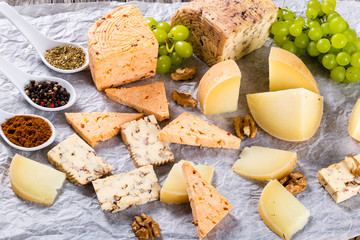 goat cheese with walnuts, spices and grapes
