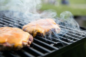 überbackenes Bürgerfleisch auf Grill