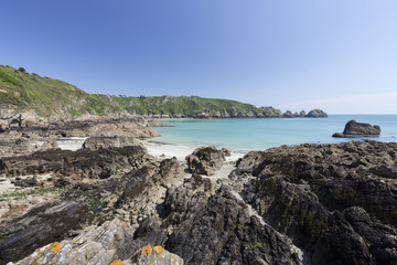 Obraz premium Südküste der Kanalinsel Guernsey im Frühjahr