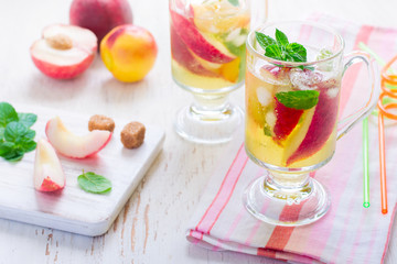 summer drink Peach Sweet Tea and ingredients