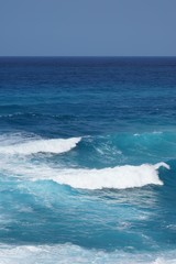 Hintergrund: Strudel und Wellen im türkisen Meerwasser