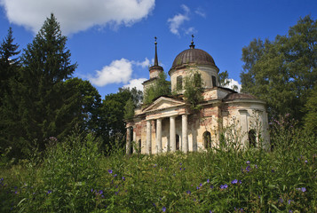 Fototapeta na wymiar Спасская церковь (1809-1813г). В Старой Дубровке. Тверская область.