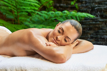 Obraz na płótnie Canvas asian back massage theraphy spa hot stone