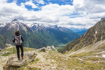 Fototapeta na wymiar Veduta panoramica in montagna con ragazza