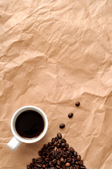 sfondo verticale con tazzina di caffè e un mucchio di chicchi di caffè