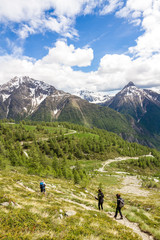 Fototapeta na wymiar Escursionisti in montagna