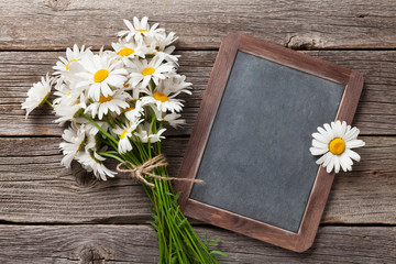 Obraz premium Blackboard for your text and chamomile