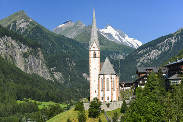 Fototapeta na wymiar Heiligenblut -Osttirol unterm Großglockner