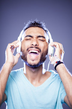 Joven mulato sintiendo la m&uacute;sica