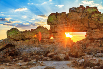 Naklejka premium Zachód słońca przy słynnej formacji skalnej „La Fenetre” niedaleko Isalo na Madagaskarze.