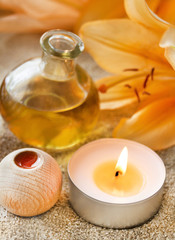 Fototapeta na wymiar Wellness - Öl und Blumen mit Kerze
