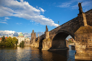 Obraz premium Charles Bridge from the quay of the Vltava River