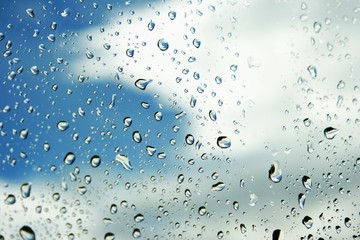 regentropfen an fensterscheibe i