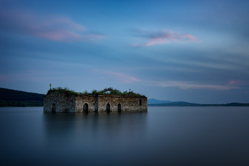 Naklejka premium The blue hour at Zhrebchevo Dam, Bulgaria