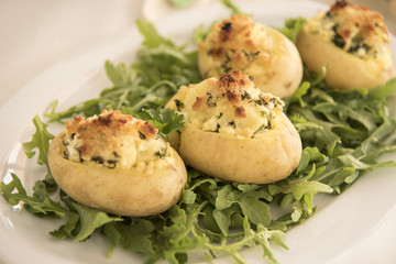 gefüllte Kartoffeln auf Rucola
