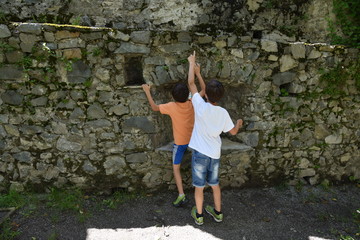 Naklejka na ściany i meble bambini arrampicata libera giocare muro mura sport all'aperto divertimento bambini 