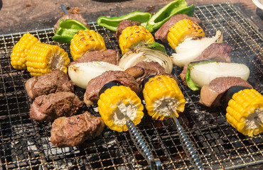 バーベキューで串焼き