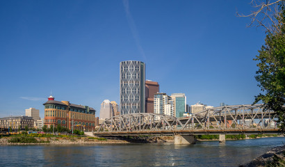 Obraz premium Calgary's skyline on a beautiful spring day. Calgary is the corporate centre of the oil industry in Canada.