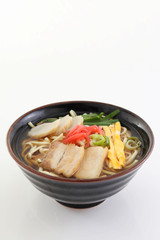 沖縄伝統の三枚肉そば