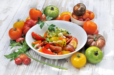 assiette de différentes variétés de tomates sur  une table