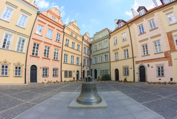 Fototapeta na wymiar Warszawa, trójboczny plac przy ulicy Kanoniej. W rogu znajduje się najwęższa kamienica na warszawskim Starym Mieście. Ma 2m szerokości i jest też najwęższą w Europie