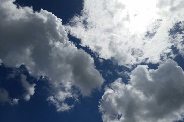 Sonne hinter Wolken