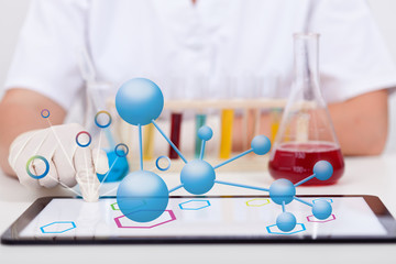 Conducting chemical experiments and documenting it on tablet com