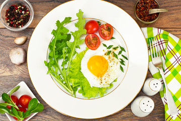Scrambled Eggs with Arugula and Tomato 