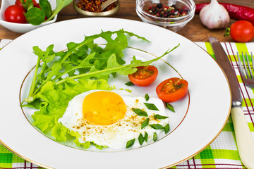 Scrambled Eggs with Arugula and Tomato 