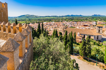 Panorama Mallorca Arta mit der Festungsmauer von Sant Salvador