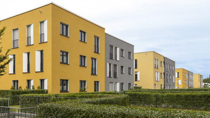 Moderne Häuser, Neubau, Siedlung absteigend, in Reihe © S. Engels