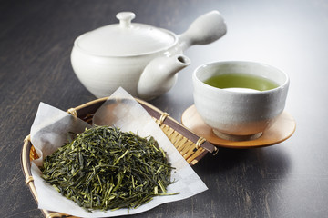 緑茶と茶葉と急須
