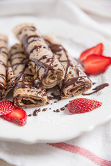 Crepes mit Schokolade und Erdbeeren