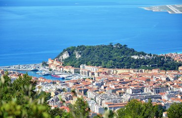 Fototapeta na wymiar Nice, colline du château, quais et port