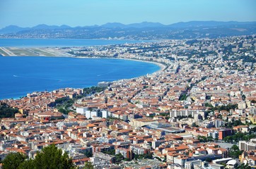 Fototapeta na wymiar Nice Côte d'Azur, promenade , plages et coulée verte