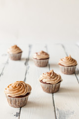 nybakade cupcakes med frosting