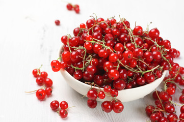 Red currants in white bowl