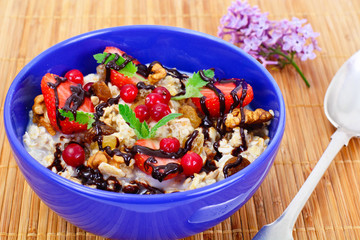 Oatmeal with Raisins, Walnuts and Strawberries